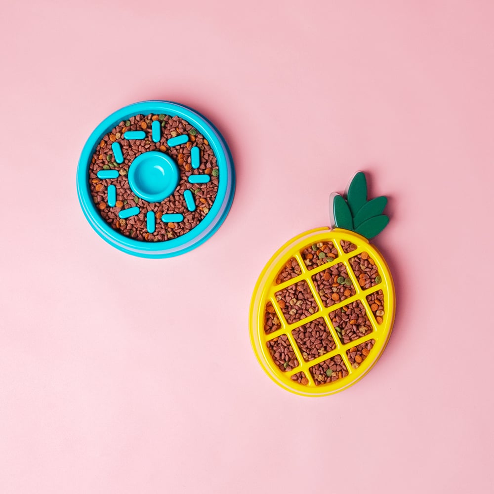 ZippyPaws 金鑽鳳梨 凹凸防滑慢食碗 情境圖